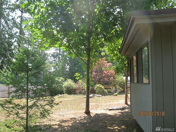 3rd image of 121 SE Foxglove Ave