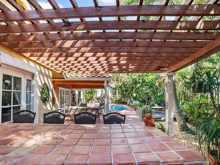 1256 Lake Breeze Dr — Photo 40