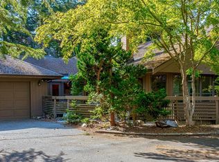 2680 Arbutus Rd, Saanich, BC V8N 1W6