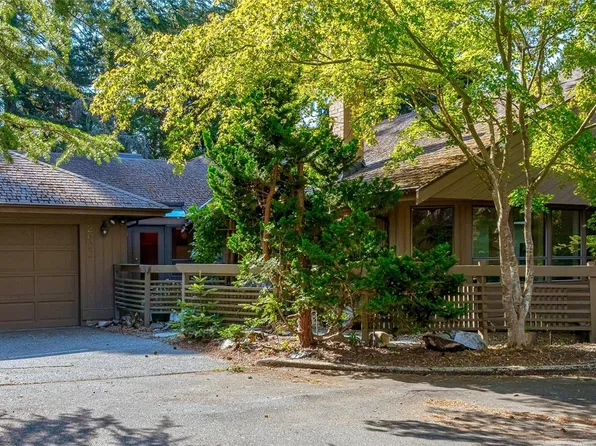 2680 Arbutus Rd, Saanich, BC V8N 1W6