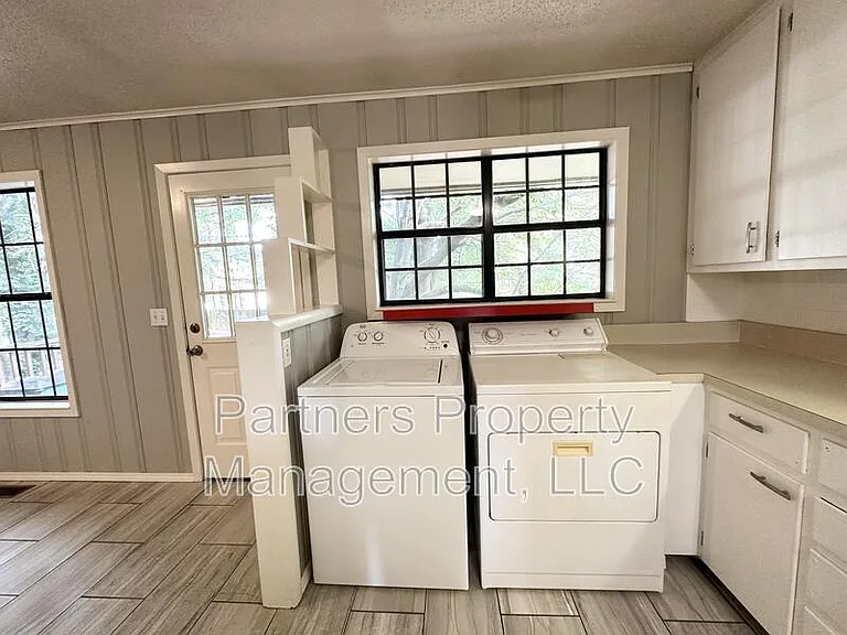 2201 W Deane St — Photo 12