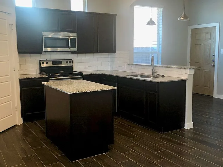 925 Chaparral Trl — Photo 2