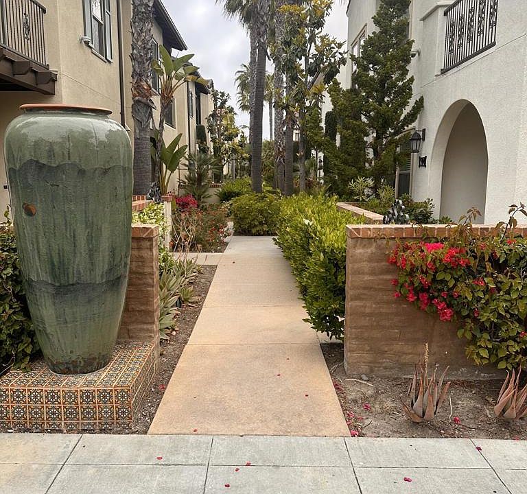 1st image of 584 S Melrose St