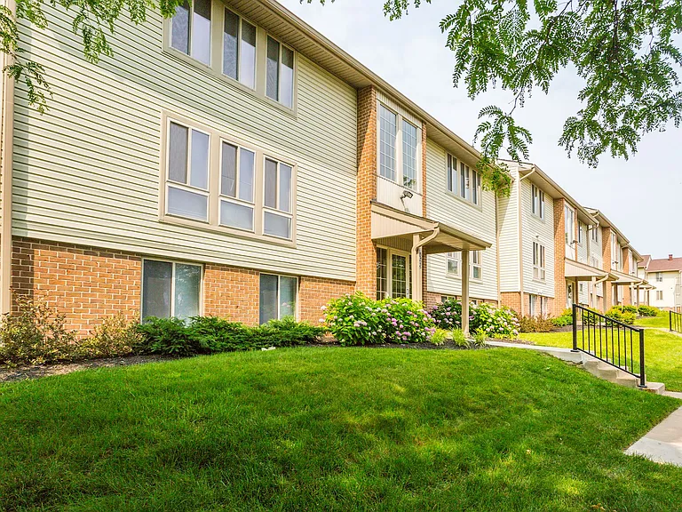 Hallfield Apartments — Photo 16
