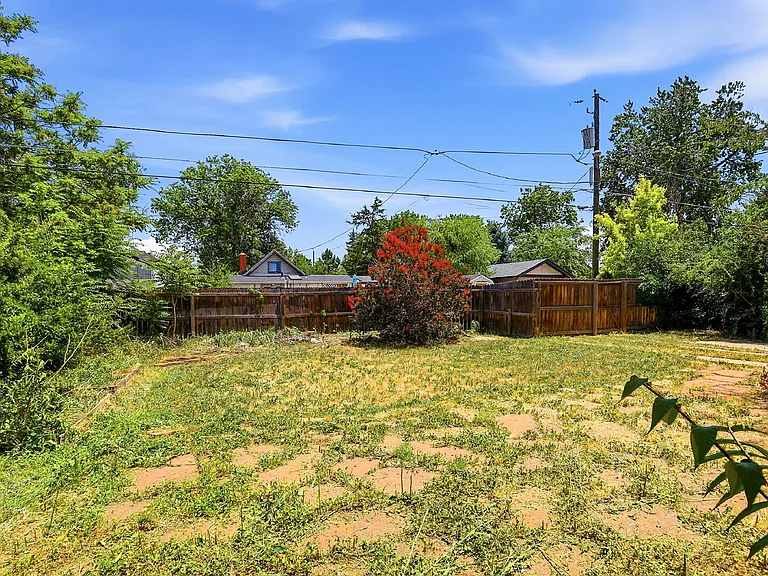 1560 Roslyn St — Photo 26