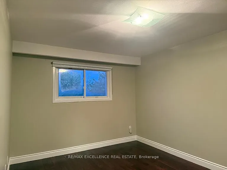 3760 Keenan Cres — Photo 10