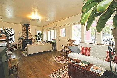 2nd image of 602 Capitola Ave