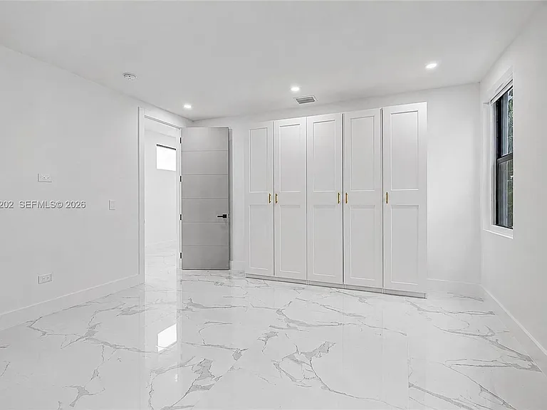 2320 SW 14th St — Photo 25