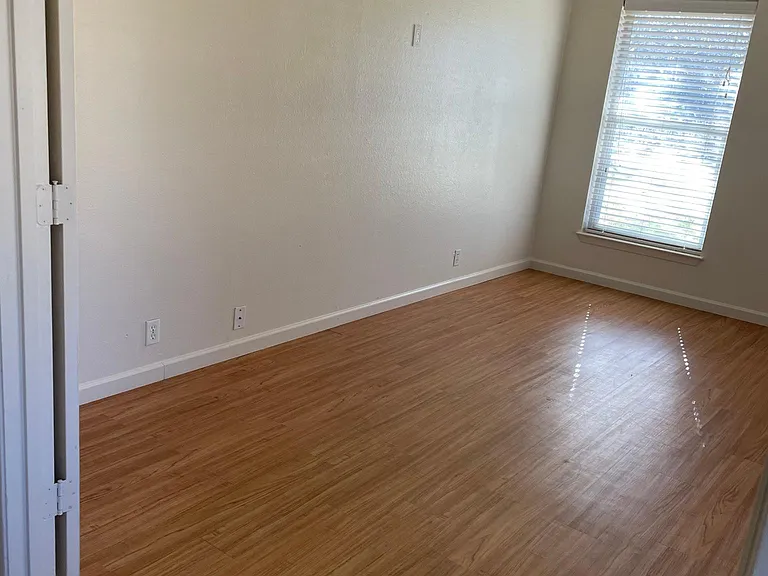 109 SW Cindy Ln — Photo 4