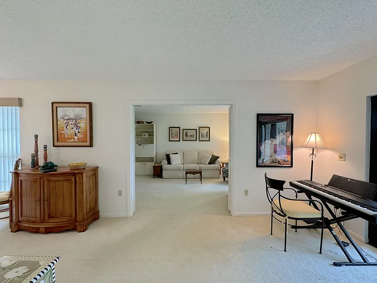 9 Stratford Dr E #B — Photo 6