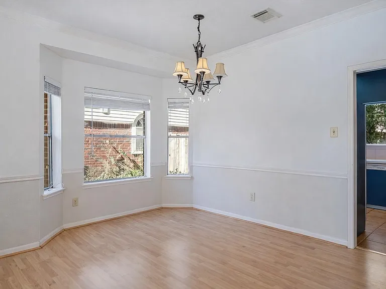 2630 Lakeway Dr — Photo 8