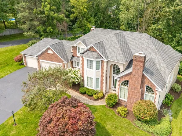 5 Vineyard Hl, Fairport, NY 14450