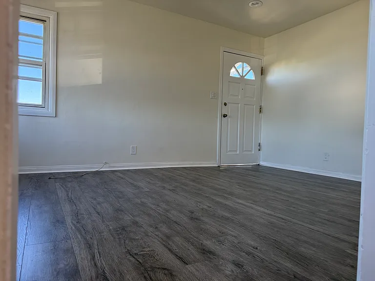 4216 1/2 W Victory Blvd #1/2 — Photo 15