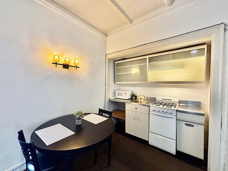 Canterbury Court Apartments — Photo 73