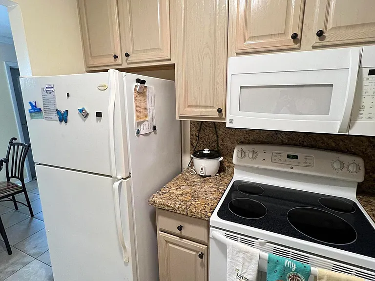 95 Coventry Ln #D — Photo 3