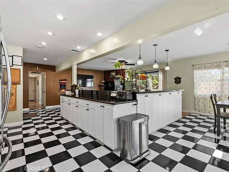 314 S Velva Pl — Photo 4