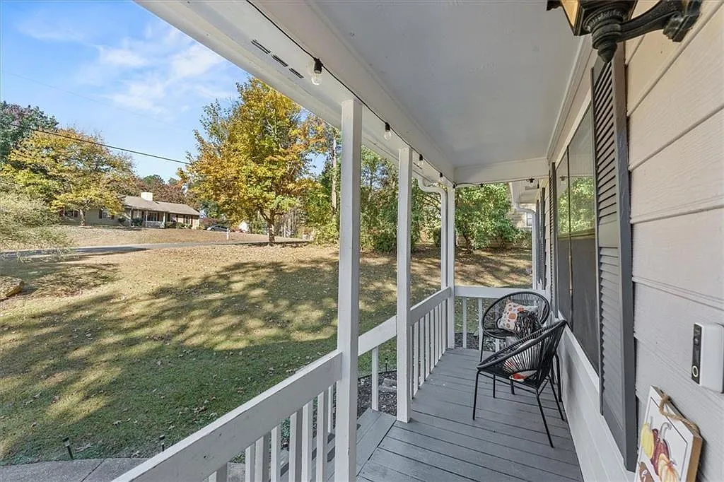 3 bed, 2.0 bath, 1404 sqft, $2,300 — Photo 4