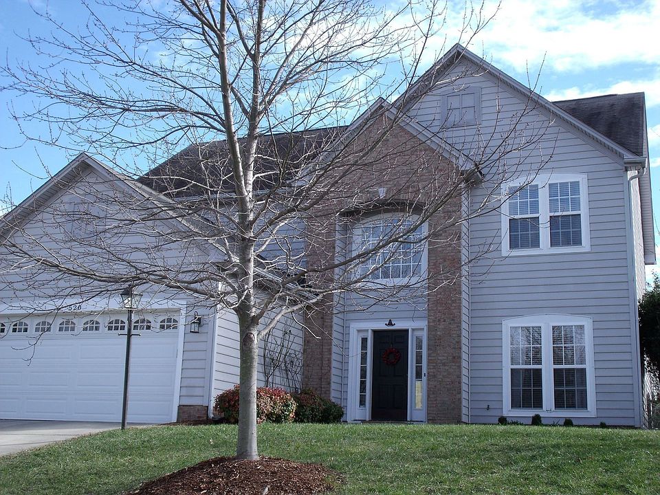 Vinyl exteriro w/ brick accent