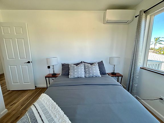 Full size mattress, split AC, closet, ocean and mountain views