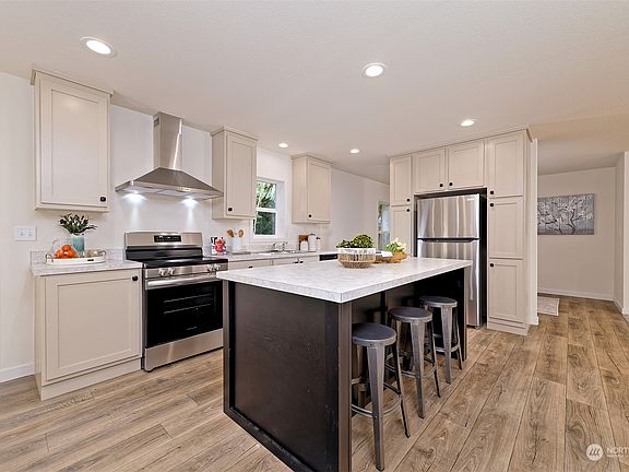 5th image of 560 E Lakeshore Drive E