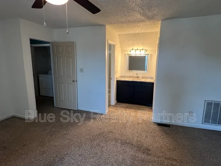 2119 Silverbrook Dr — Photo 14
