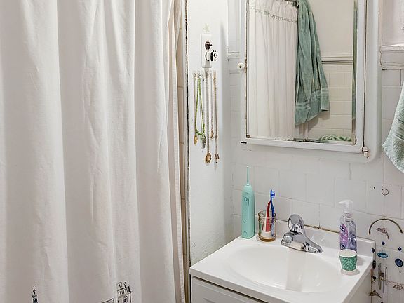 4th image of 3821 N Lawndale Ave #2