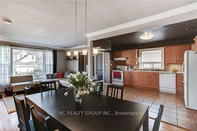 980 Lillian St — Photo 2