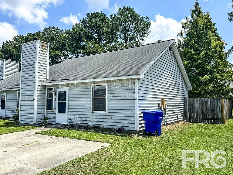 2108 E 3rd St #B — Photo 2