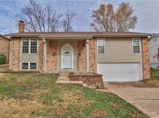 1060 Pinrun Dr, Ballwin, MO 63011