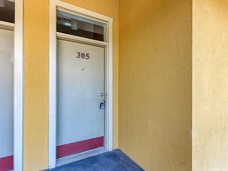 807 E 14th St #305 — Photo 17