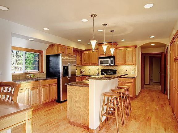 Kitchen w/ granite counters