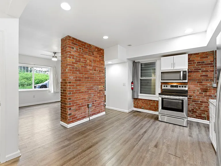 117 E Jefferson St #1 — Photo 7