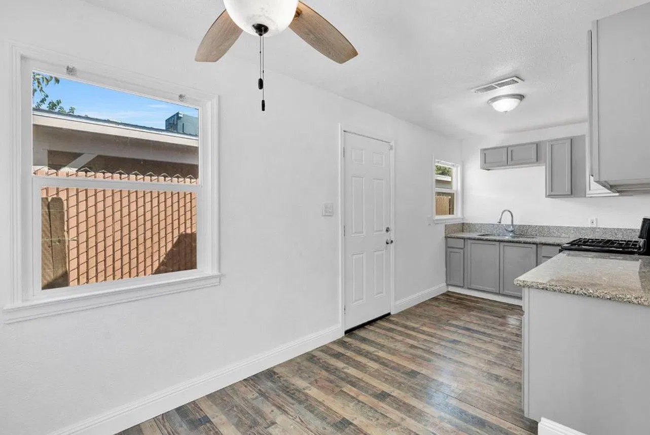 3 bed, 988 sqft, $2,050 — Photo 2