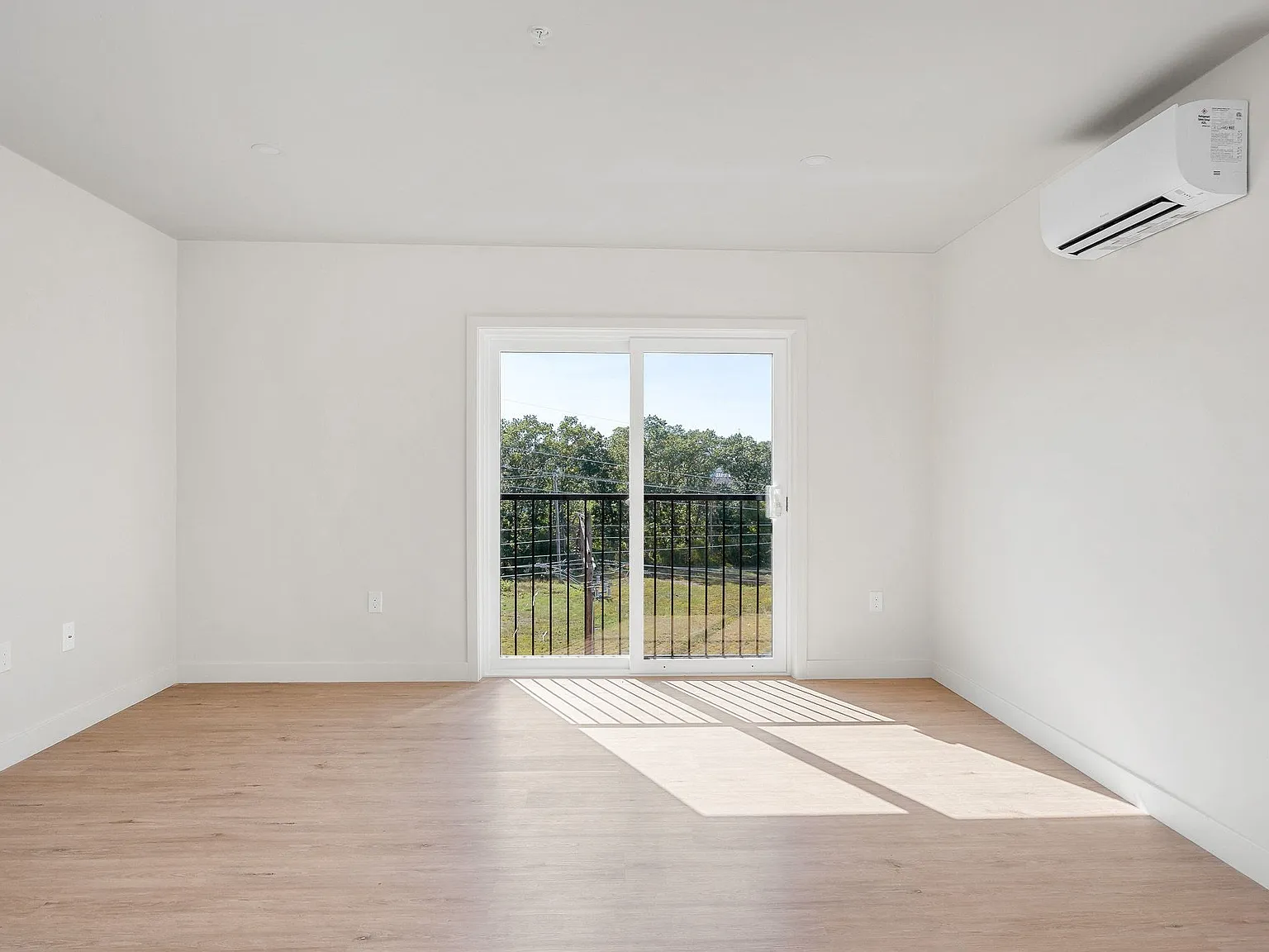 131 Perry St — Photo 2
