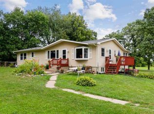 3671 Oliphant Ln, Center Point, IA 52213