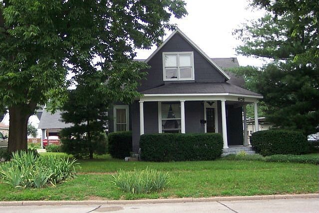 1st image of 608 W Grand Prairie St