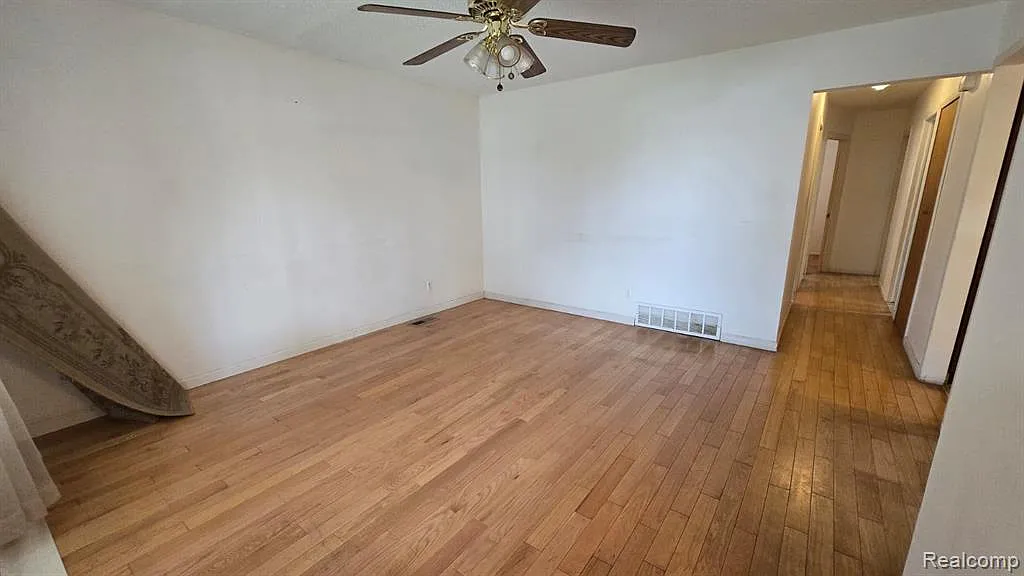 3 bed, 2.0 bath, 2074 sqft, $1,900 — Photo 3