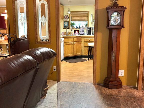 3rd image of 12 Rockland Dr