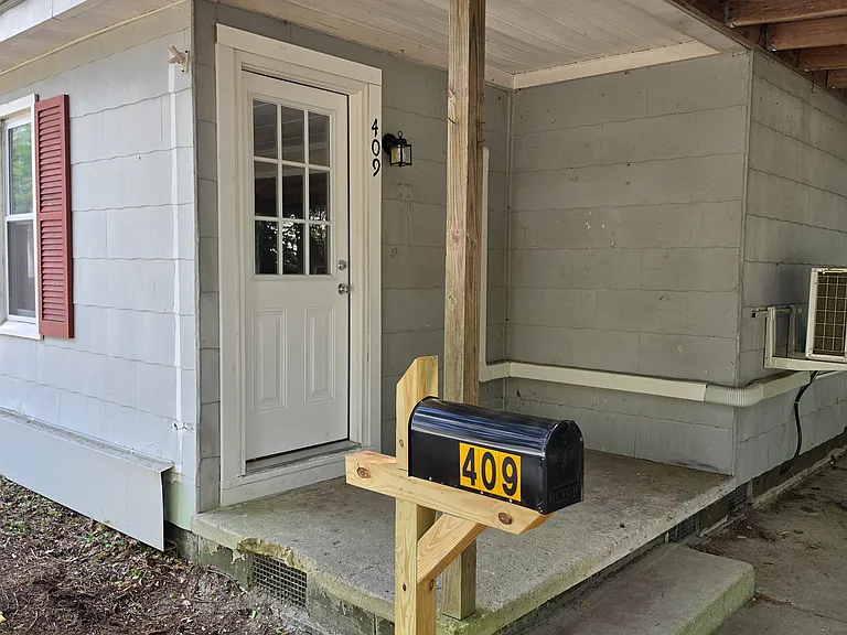 409 Oak St — Photo 2