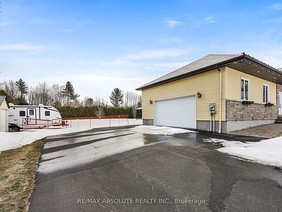 2nd image of 2655 Charbonneau Rd