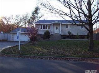 136 Greenhaven Dr, Port Jefferson Station, NY 11776