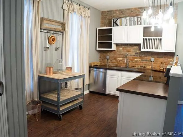 615 E Elm St — Photo 8
