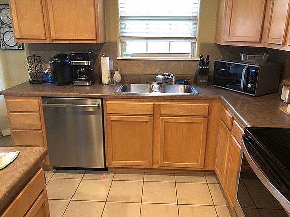 3rd image of 920 Oakwood Ln
