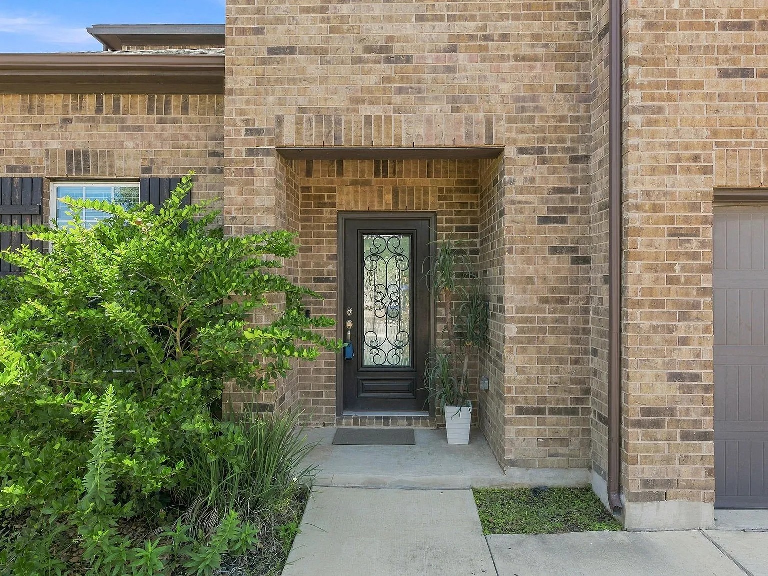 4 bed, 2.5 bath, 2758 sqft, $3,000 — Photo 3