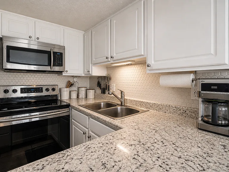 101 Old Ferry Rd #27B — Photo 11
