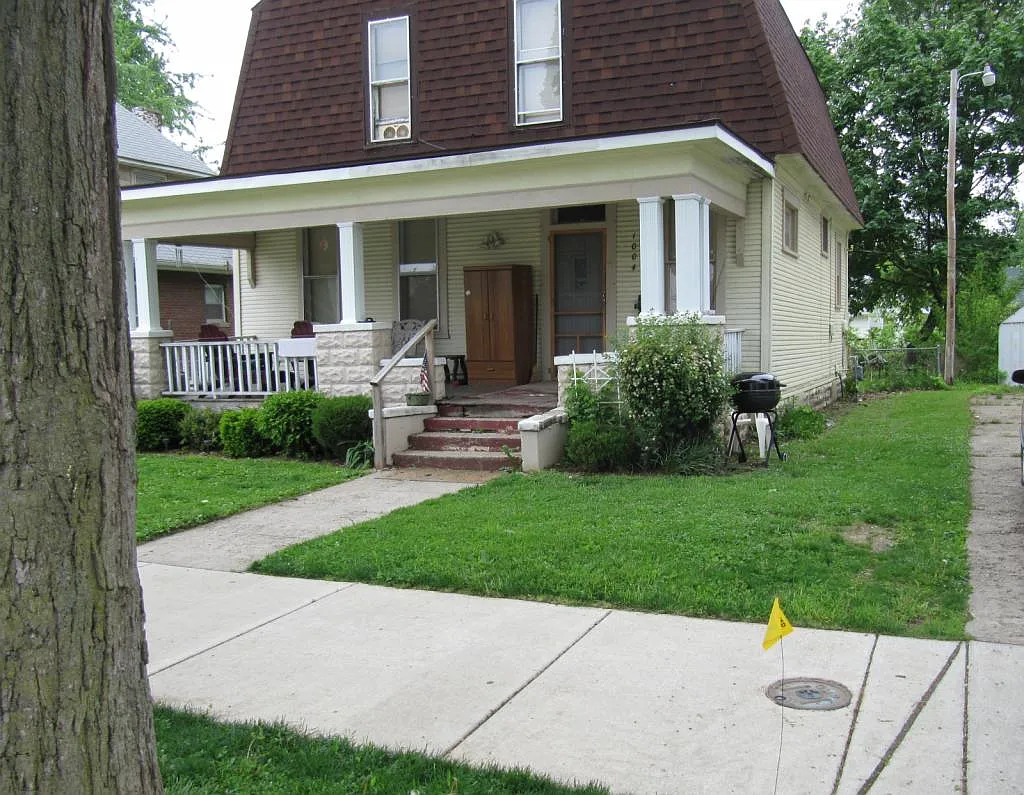 1004 East Walnut Street — Photo 1
