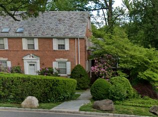 95 Station Rd, Great Neck, NY 11023