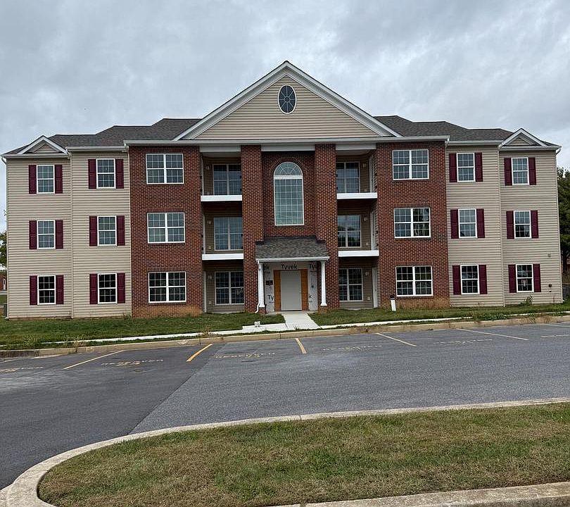 1st image of 820 Wembley Dr #3B