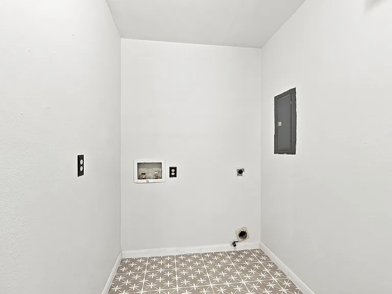 8782 Marilyn Dr — Photo 11