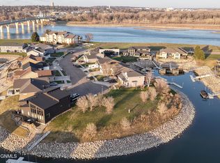 2207 Bridgeview Ct SE, Mandan, ND 58554